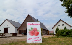 Der Himbeerhof Niemeyer, -Blick von der Bundesstraße 218 Der Himbeerhof Niemeyer, -Blick von der Bundesstraße 218